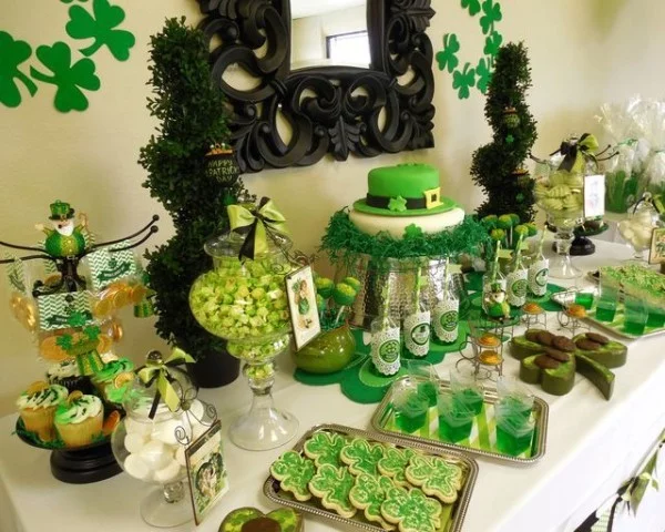 St. Patricks Day festlich dekorierter Tisch ganz in Grün