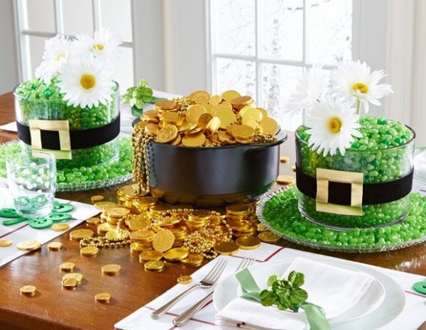St. Patricks Day festlich dekorierter Tisch grüne Bonbons Goldmünzen aus Schokolade