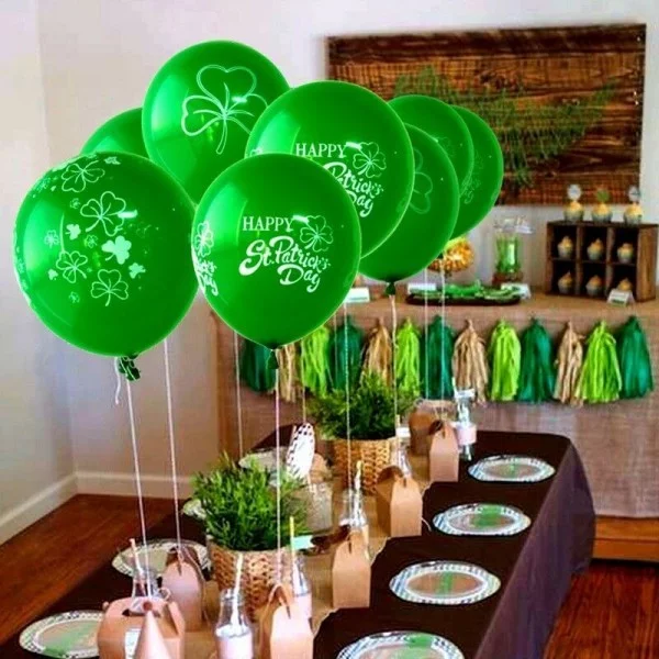 St. Patricks Day grüne Ballons festlich dekorierter Tisch