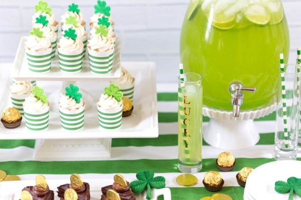 St. Patricks Day grüne Muffins Drinks