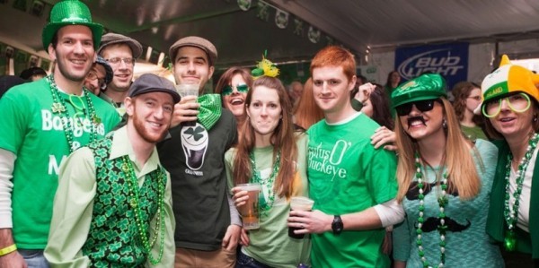 St. Patricks Day junge Menschen in Grün gekleidet ideen
