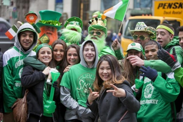 St. Patricks Day junge Menschen in Grün gekleidet