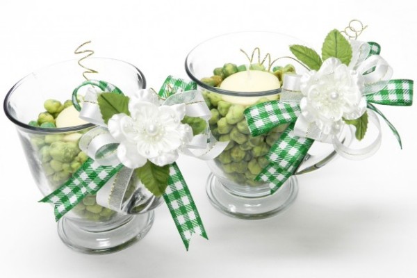 St. Patricks Day weiße Kerzen in Gläsern mit grünen Schleifen dekoriert