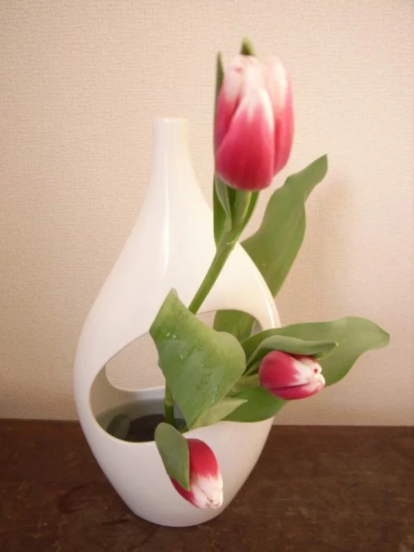 Tulpen im Interieur Blumengesteck coole Idee aus dem Fernen Osten