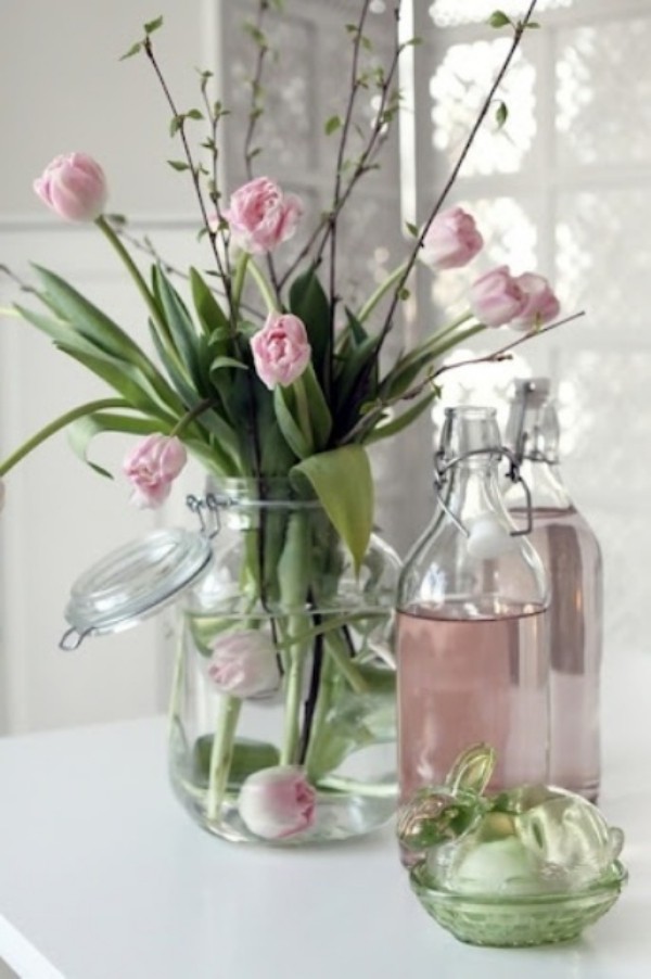 Tulpen im Interieur hellrosa Blüten im Glas