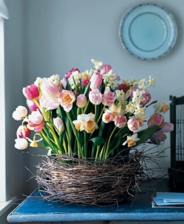Tulpen im Interieur im geflochtenen Korb richtiger Blickfang