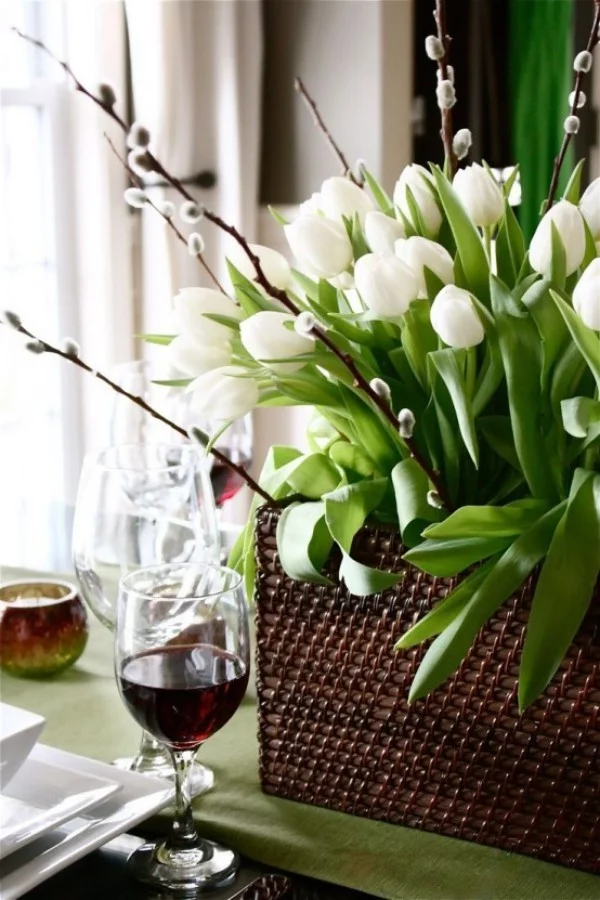 Tulpen im Interieur weiße Blüten im Korb auf dem Esstisch