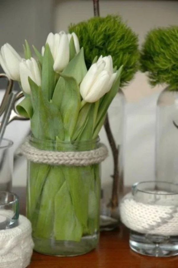 Tulpen im Interieur weiße Blüten in Glas