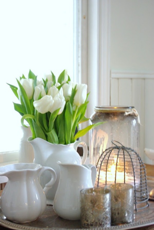 Tulpen im Interieur weiße Blüten weiße Kannen