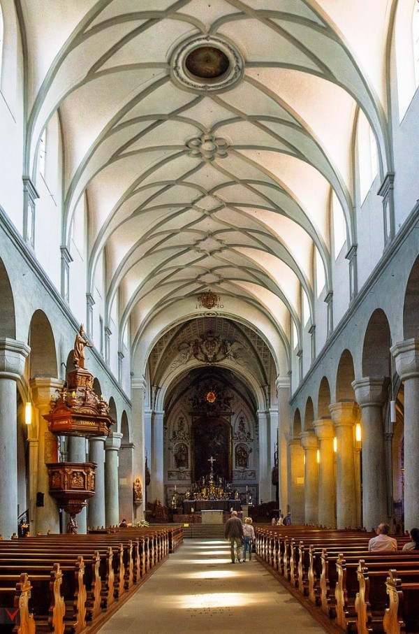 Urlaub in Konstanz – kennzeichnende Destinationen der größten Stadt am Bodensee minster kathedrale holzdecken innenraum