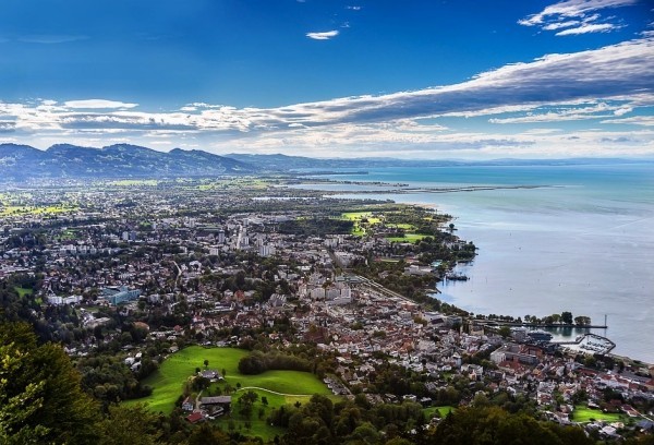 Urlaub in Konstanz – kennzeichnende Destinationen der größten Stadt am Bodensee panorama von bodensee und konstanz