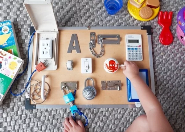 activity board diy Babyspielzeuge Ideen cooles Kinderspielzeug selber bauen 