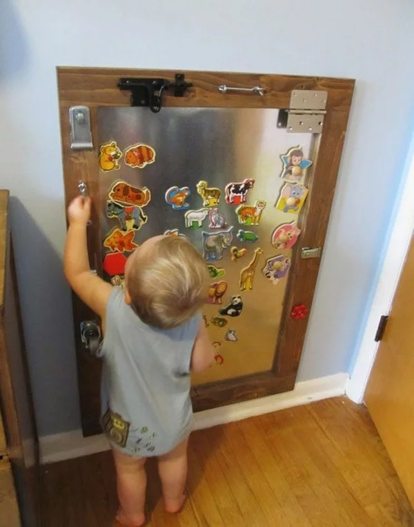 activity board selbst bauen busy board mit Magneten Kleinkinder kreativ beschäftigen 