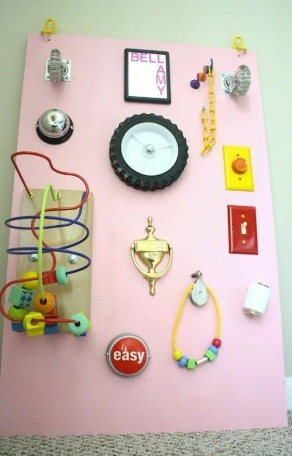 activity board selbst bauen diy busy board mit Babyspielzeugen 