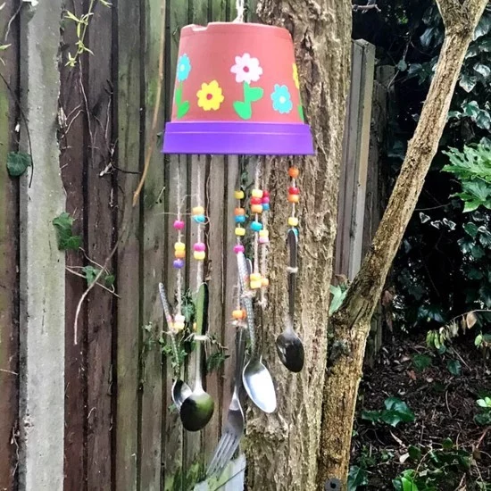 ausgefallene Gartenidee -DIY Windspiel aus Blumentopf und Besteck 