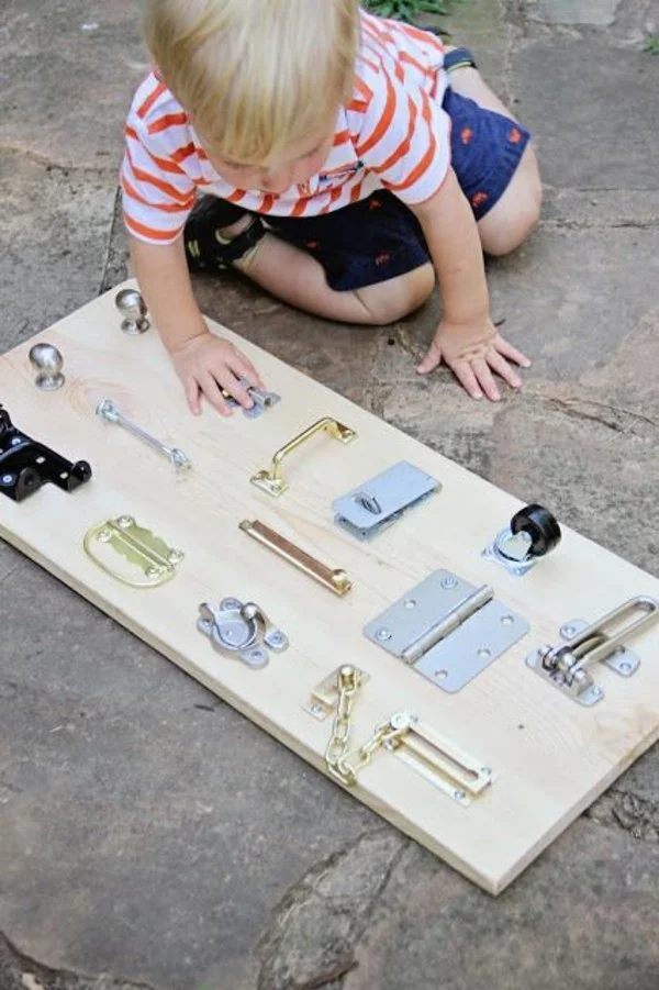 busy board coole Spielzeuge activity board selbst bauen kleine Sachen regen die Fantasie an 