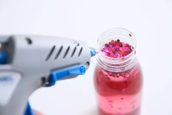 coole Kinderspielzeuge selber machen Sensorik Flaschen mit Heißpistolekleber schließen 