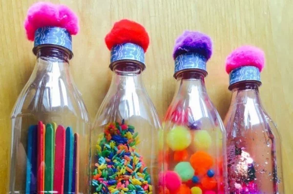 bunte Pompons an der Verschlussklappe der Sensorik Flaschen coole Kinderspielzeuge selber machen
