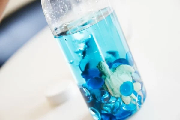 coole Kinderspielzeuge Sensorik Flaschen Unterwasserwelt Materialien Wasser