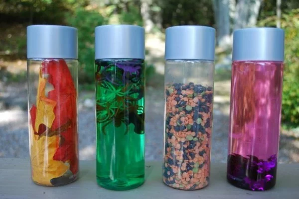 coole Kinderspielzeugeselber machen Sensorik Flaschen füllen mit verschiedenen Füllungen in unterschiedlichen Farben