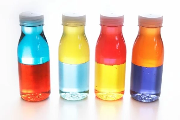 coole Kinderspielzeuge selber machen Sensorik Flaschen mit verschiedenfarbiger Füllung 