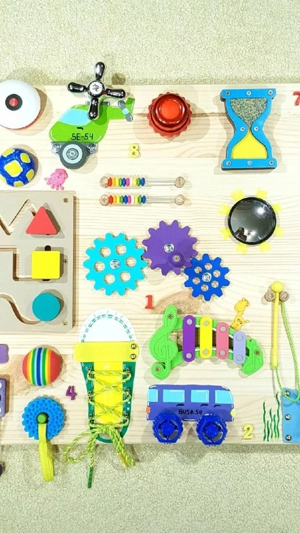 coole Spielzeuge busy board in fröhlichen Farben selbst bauen diy Babyspielzeug