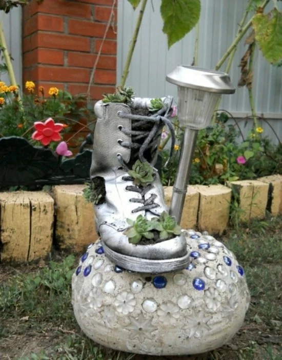 Upcycling Deko im Garten mit altem Schuh