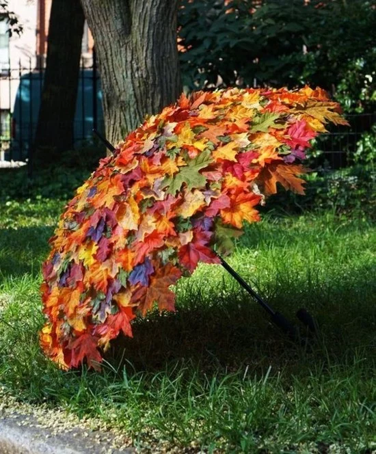 Gartendeko selber machen mit Herbstblättern und Regenschirm 