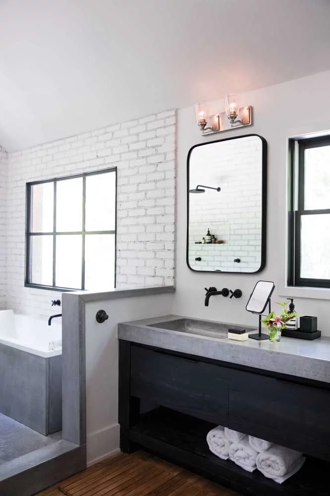 graues Badezimmer mit Spiegel Einrichtung Ideen