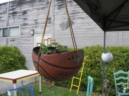 DIY Blumenampel aus altem Basketball 