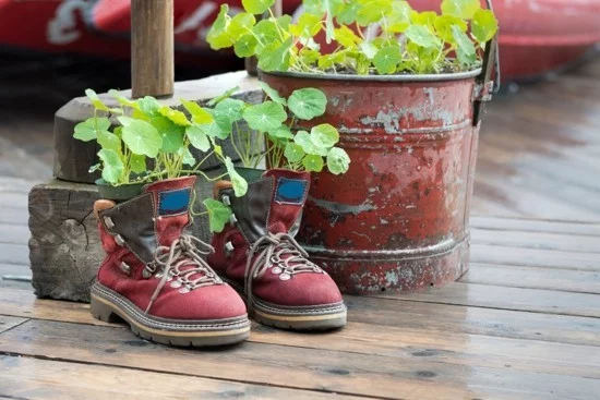 Pflanzkübel und alte Schuhe als DIY Gartendeko 