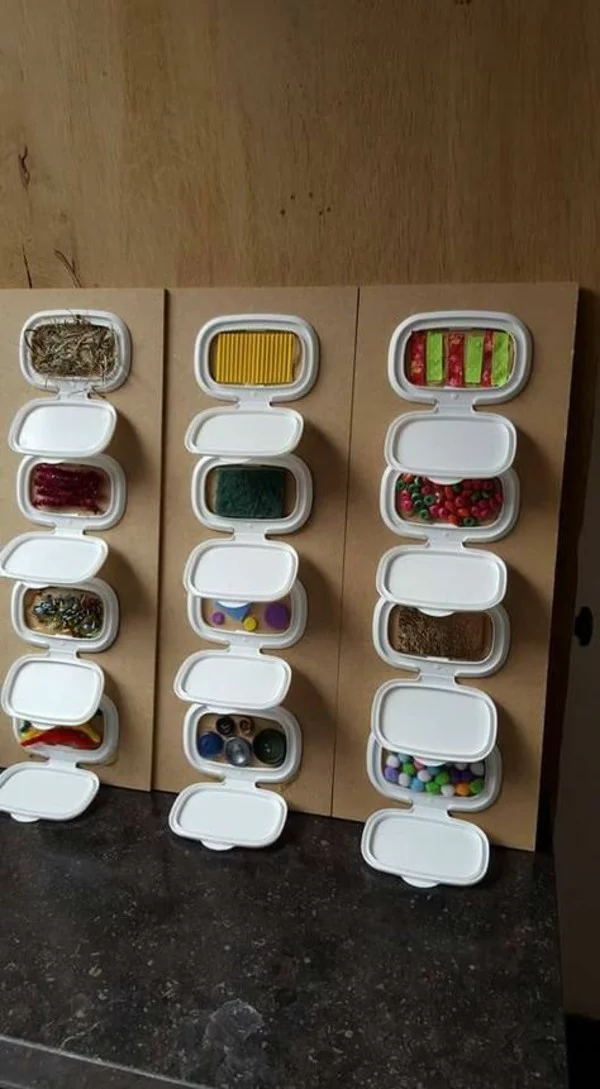 sensorik wand coole Spielzeuge activity board selbst bauen Kinder lernen verschiedenen Texturen kennen 