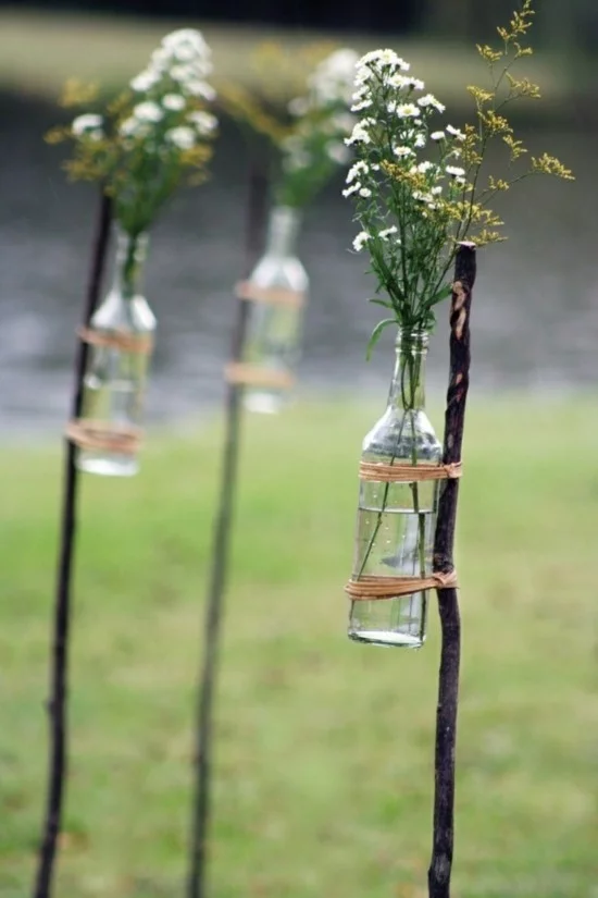 dezente DIY Hochzeitsdeko mit Flaschen als Vasen 