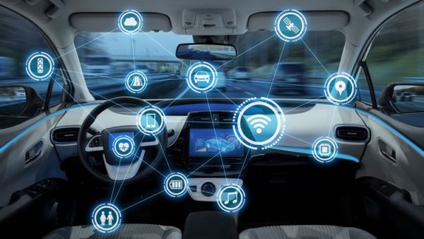 5G-kompatible Autos werden bald zur Realität und unsere Sicherheit verbessern smart autos auf dem weg zu uns