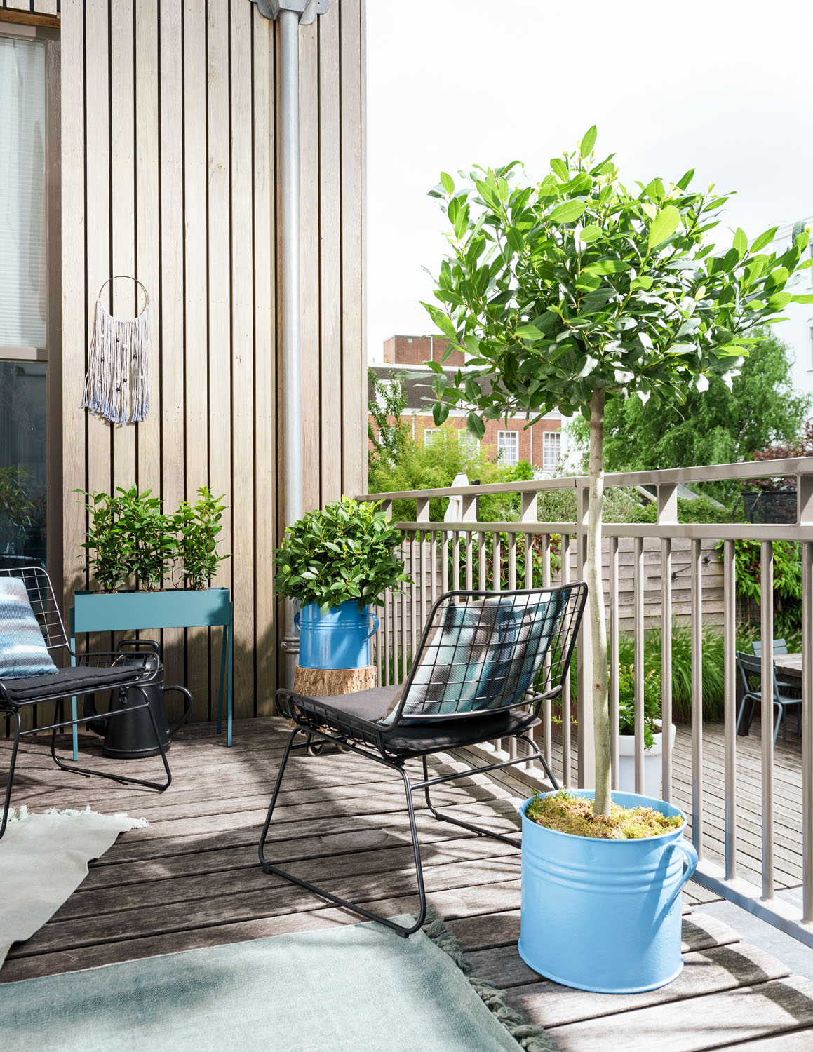 Kleinen Balkon gestalten: Clevere Balkon Ideen, wie man ein Stück