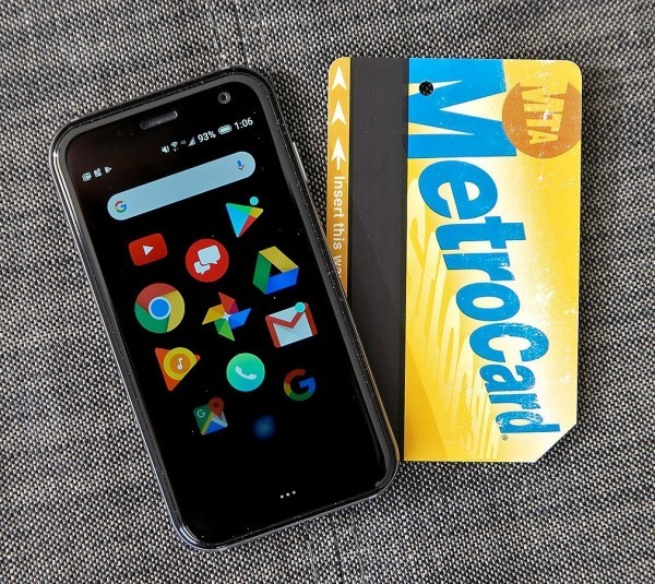 Das winzige Palm Smartphone ist ab sofort ein selbstständiges Gerät genauso groß wie eine mastercard