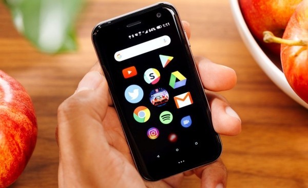Das winzige Palm Smartphone ist ab sofort ein selbstständiges Gerät winzig klein wie eine kreditkarte