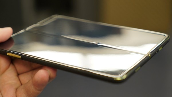 Defekte verzögern Freigabe von Samsung Galaxy Fold handy verbogen defekt