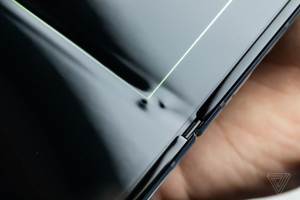 Defekte verzögern Freigabe von Samsung Galaxy Fold schmutz unter dem bildschirm