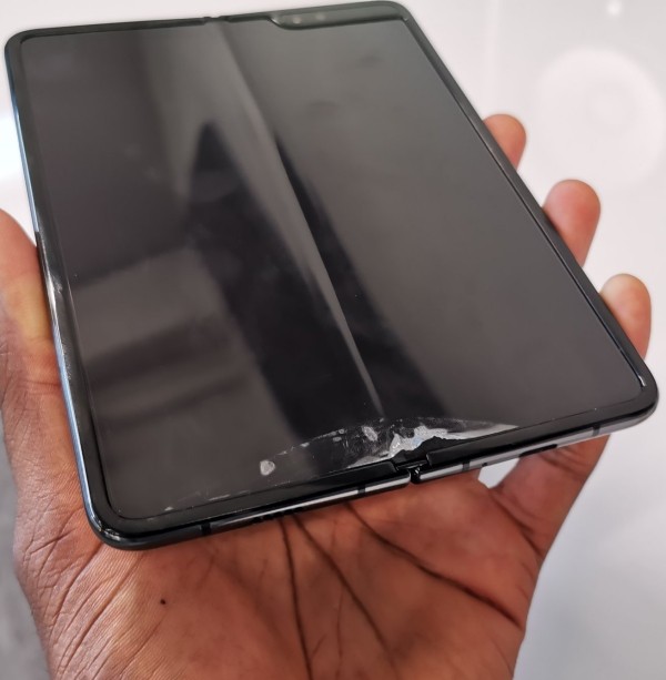 Defekte verzögern Freigabe von Samsung Galaxy Fold sticker bildschirm löst sich
