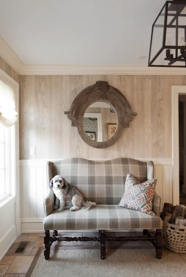 Dekorative Wandspiegel im Flur Design im Landhausstil Sitzbank Hund