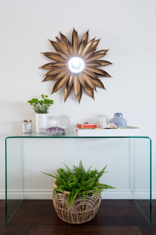 Dekorative Wandspiegel im Flur ansprechendes Design frisches Grün im Korb Vase