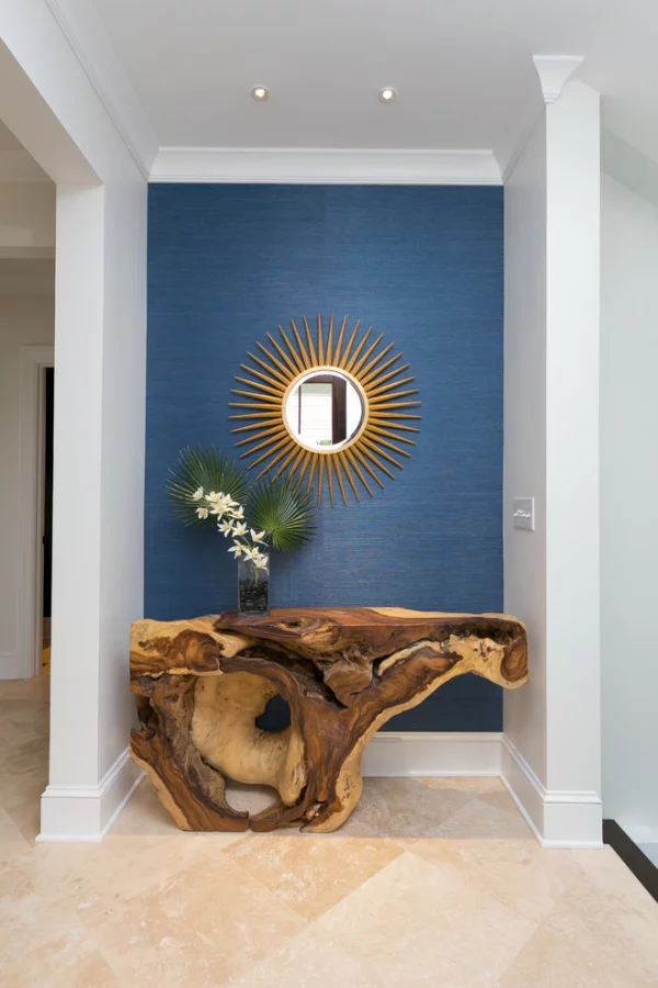Dekorative Wandspiegel im Flur blauer Hintergrund Tisch aus Treibholz attraktives Design