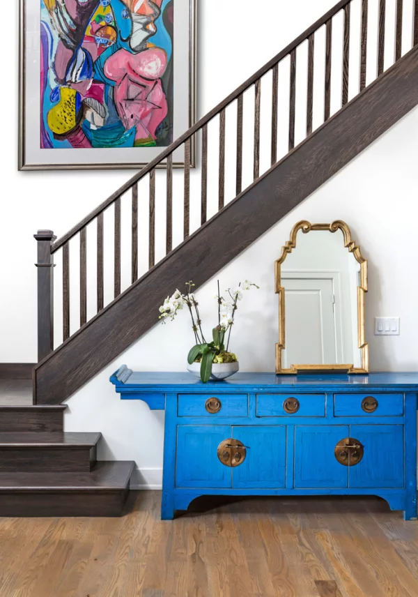 Dekorative Wandspiegel im Flur blauer Schrank angelehnter Spiegel unter der Treppe