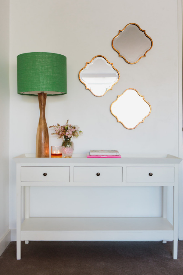 Dekorative Wandspiegel im Flur drei unregelmäßige Form Tisch Lampe Vase