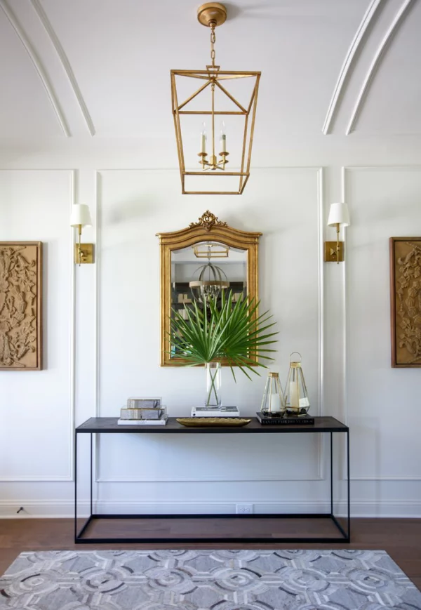 Dekorative Wandspiegel im Flur klassisches Raumdesign Holz Goldakzente