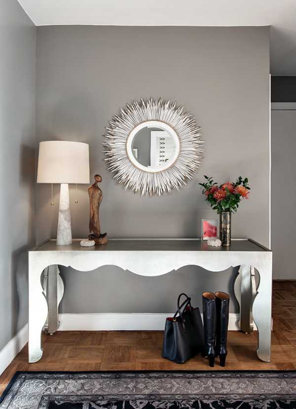 Dekorative Wandspiegel im Flur modernes Design runder Spiegel weißer Tisch