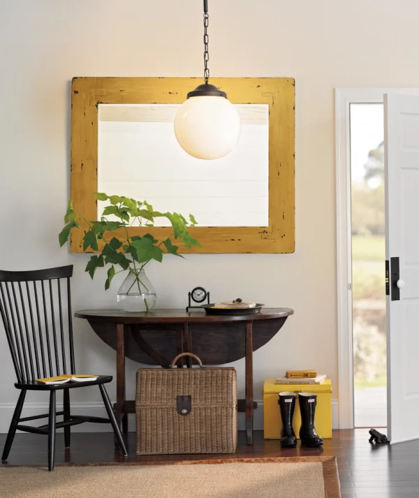Dekorative Wandspiegel im Flur rechteckige Form Holzrahmen Tisch Stuhl Lampe