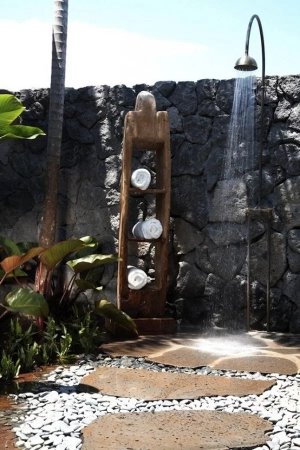 Gartendusche ein Regenwald-Feeling beim Duschen haben Steinwand rustikales Design
