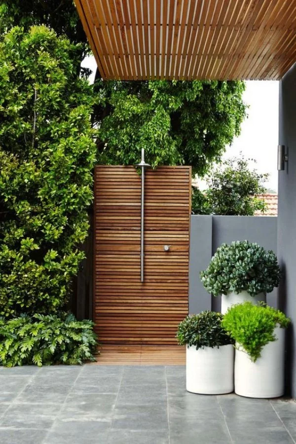 Gartendusche perfektes Design viel Grün Teak Holz sehr einladend